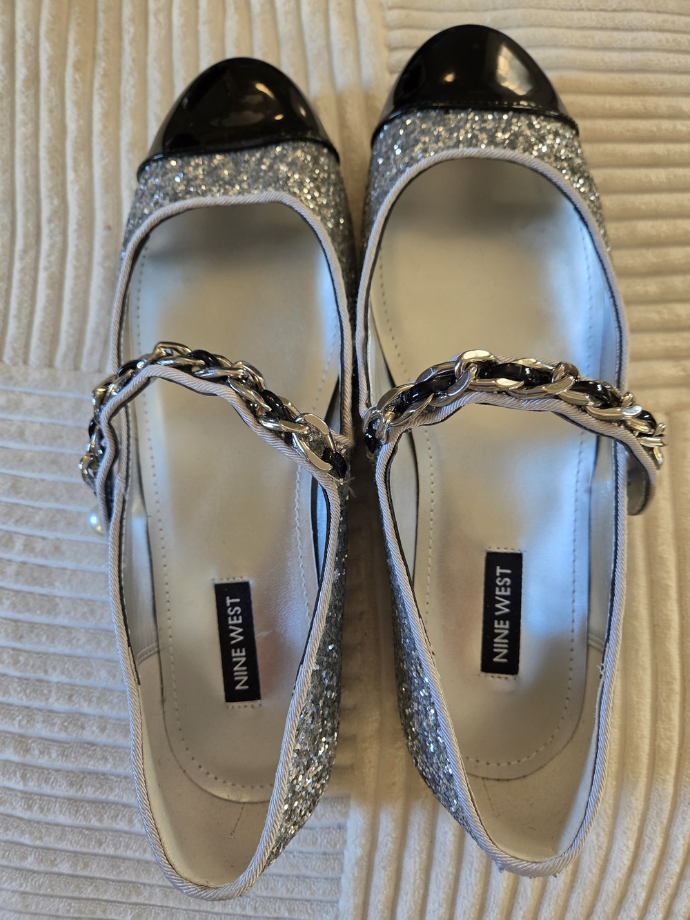 NWOB Nine West Silver Glitter Flats with Black Patent Cap Toe & Chain Strap